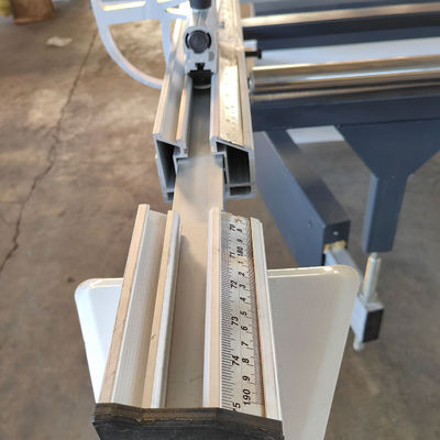 Velocidad de puntuación de 8000 r/min CNC-6132 Serradora de mesa corredera de doble hoja para obras de construcción
