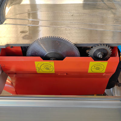 Velocidad de puntuación de 8000 r/min CNC-6132 Serradora de mesa corredera de doble hoja para obras de construcción