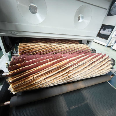 Máquina de pulido de muebles de cuatro rodillos con un peso de 1600 kg y fácil operación