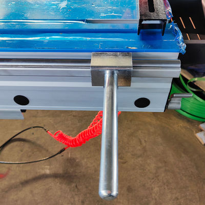 Velocidad de puntuación de 8000 r/min CNC-6132 Serradora de mesa corredera de doble hoja para obras de construcción