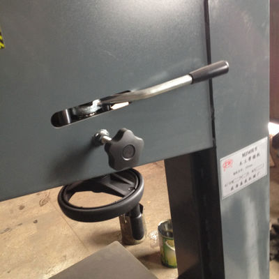 Máquina de sierra de banda vertical eléctrica industrial para la madera MJ345E en tiendas de ropa