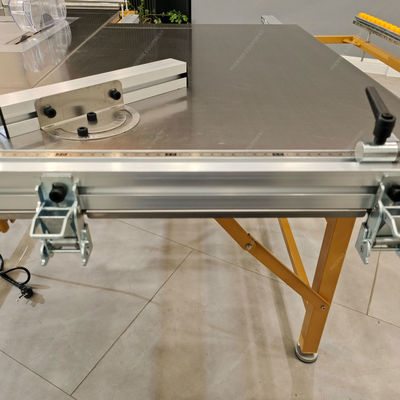 Sierra de corte de paneles para la carpintería con mesa plegable portátil y tecnología de sierra deslizante