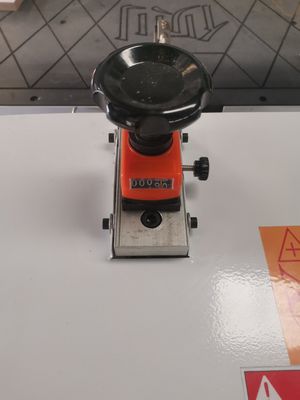 Máquina de perforación de agujeros de cerradura de puertas horizontales de doble línea para tableros de muebles de madera contrachapada MDF