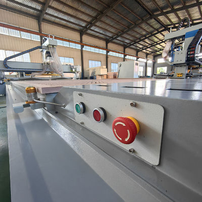 Máquina de corte de madera totalmente automática de paneles de muebles, máquina de tallado PK2040 ATC