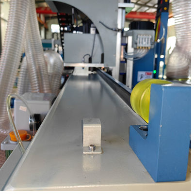 Máquina de corte de madera totalmente automática de paneles de muebles, máquina de tallado PK2040 ATC