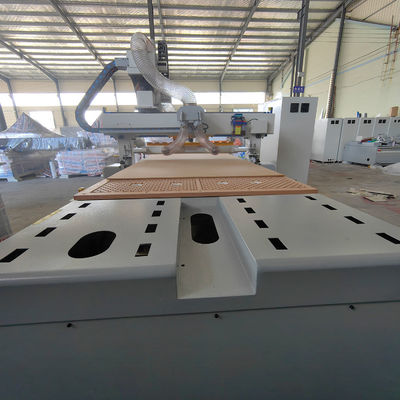 Máquina de rotación CNC para carpintería con cambio de herramientas automático lineal y alta durabilidad