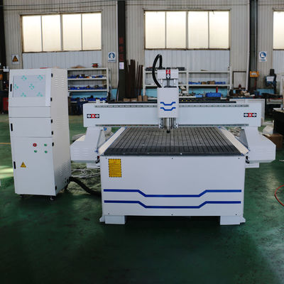 Máquina de rotación CNC profesional de tallado de madera para hacer puertas de muebles 1300 * 2500mm