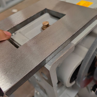 Máquina de pulido de tumbler vibratorio con vacío de desbaste de metal plano fácil de operar
