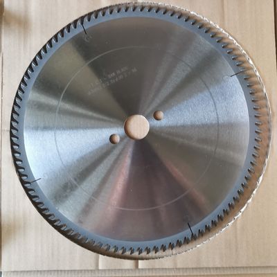 Tct Materiales de carburo aleación para la elaboración de madera hoja de sierra circular para el corte de madera sólida