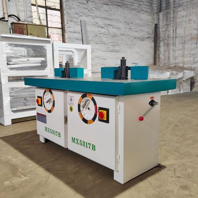 Máquina de moldeado de doble husillo vertical para puertas de madera