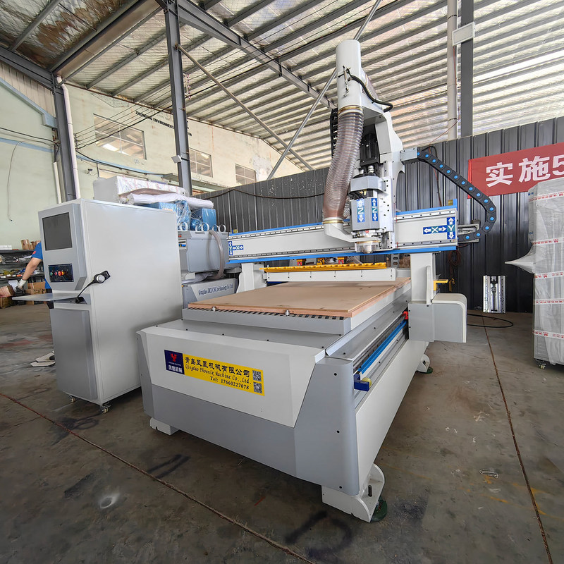 Máquina de rotación CNC para carpintería con cambio de herramientas automático lineal y alta durabilidad
